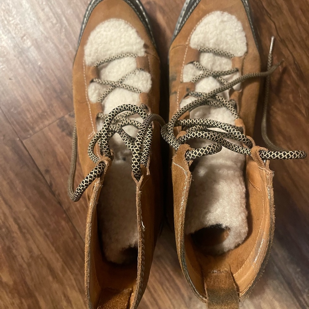 Soludos winter boots. Look cute while crunching through the snow - Picture 3 of 3